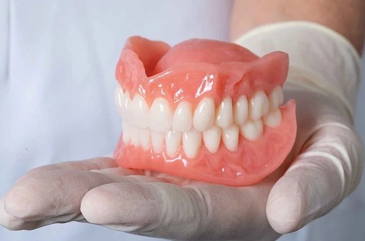 How does the Best Complete Dentures Specialist in Siliguri at Dental Retreat design comfortable dentures?